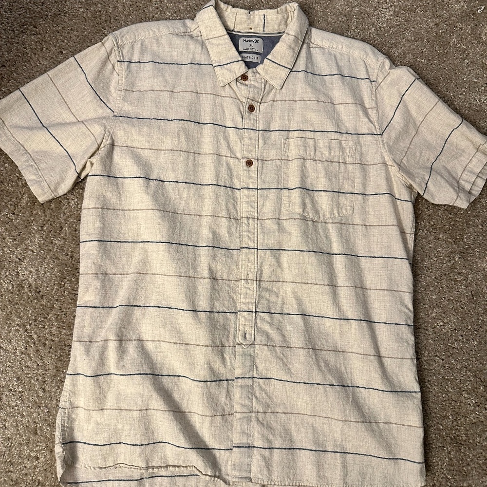 HURLEY SHORT SLEEVE DRESS SHIRT (XL)
